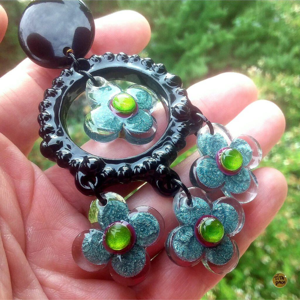 Boucles d'oreilles noires à clips avec fleurs bleues mordorées Rococo par bijoux Tita Paco 