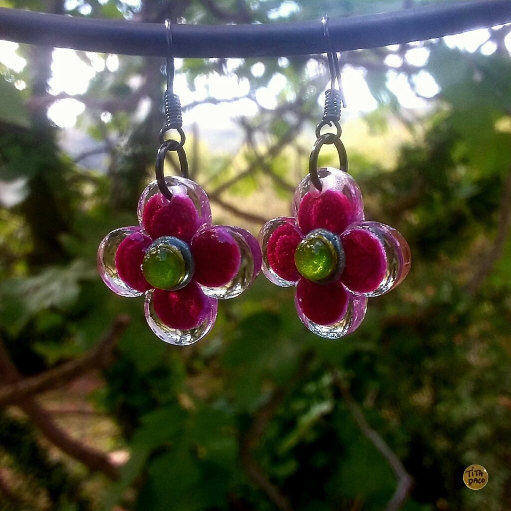Boucles d'oreilles fleurs prunes Lilli Small par Bijoux Tita Paco 