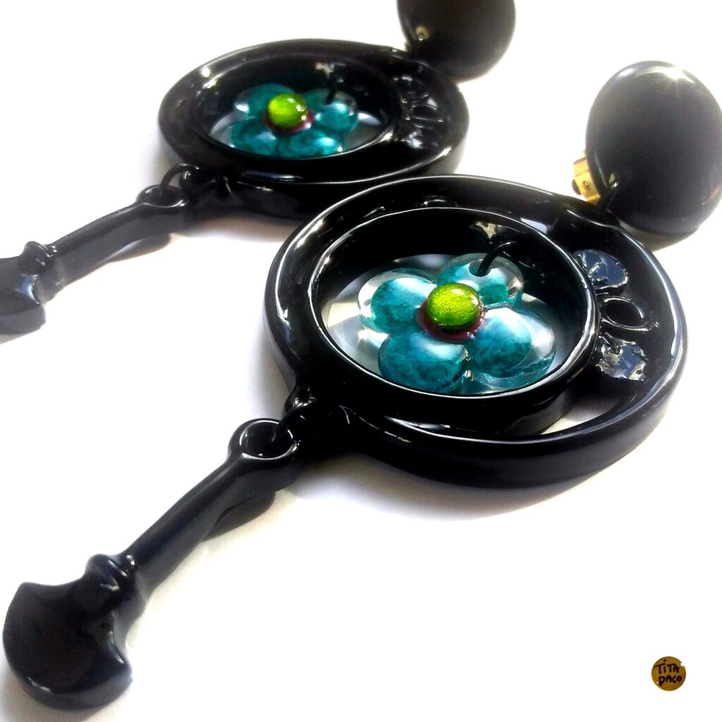 Boucles d'oreilles noires à clips avec fleurs bleues turquoises Art Nouveau par Bijoux Tita Paco 