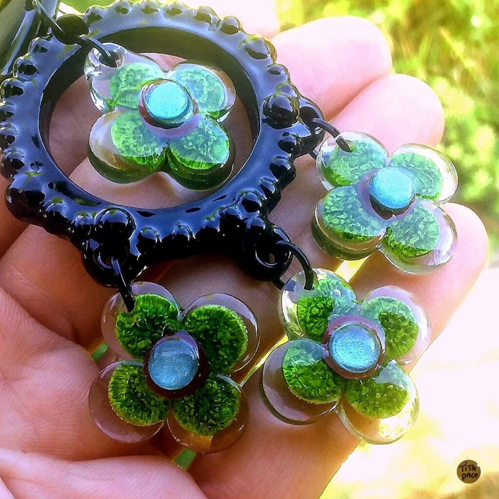 Boucles d'oreilles clips fleurs vertes mordorées Rococo par Bijoux Tita Paco 